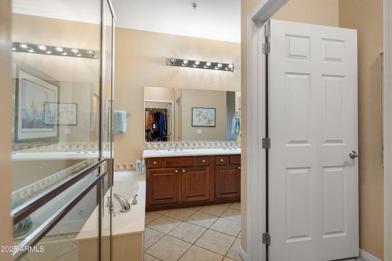 7445 E Eagle Crest 1145 Jetted tub & wal