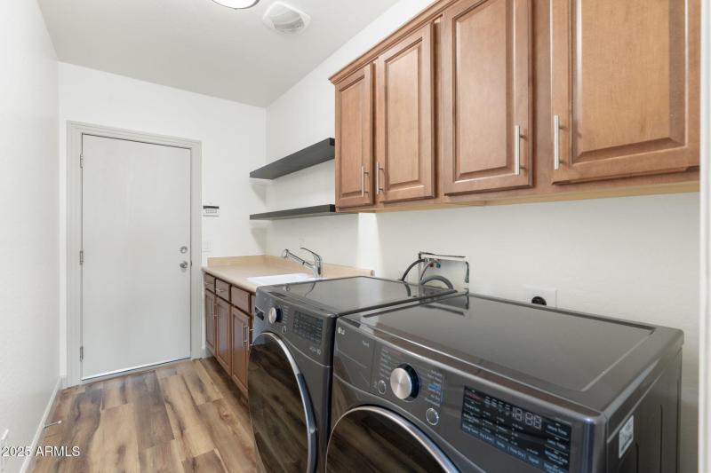 Laundry w/sink and storage