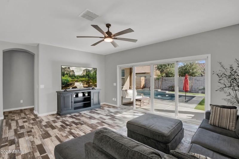 5-web-or-mls-489 W Flame Tree Ave-5