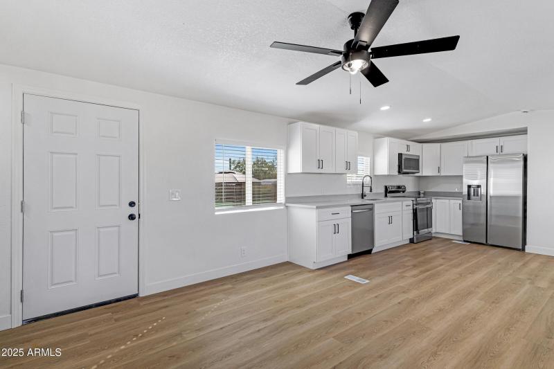 1644 N Desert View Dr-10