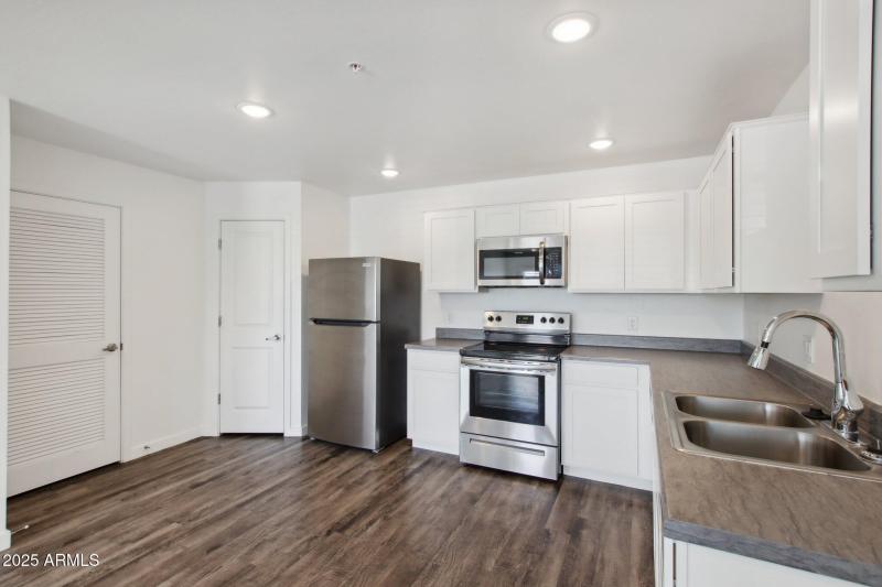 12945 W Greenway Rd h108-007