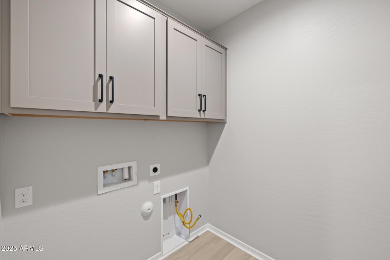 28)LAUNDRY ROOM