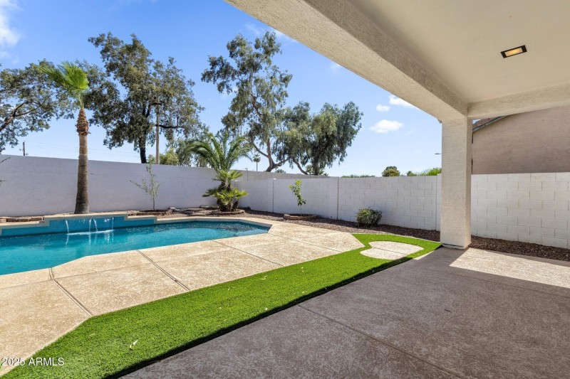 37-web-or-mls-389-w-fairway-pl