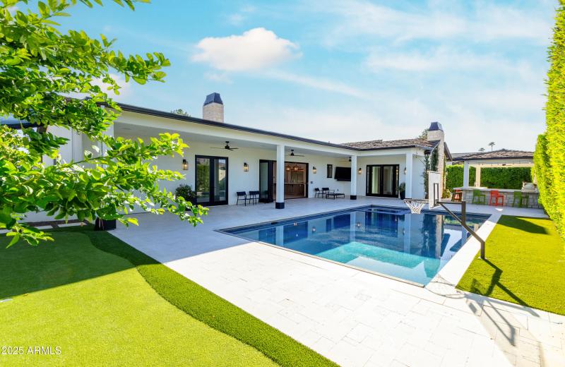 GREAT BACKYARD SPACE!