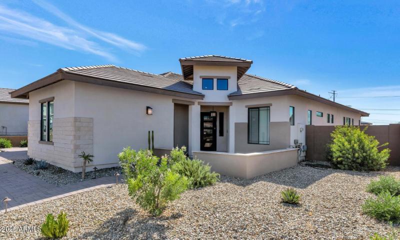 2041 E Fallen Leaf Ln-large-007-021-2041