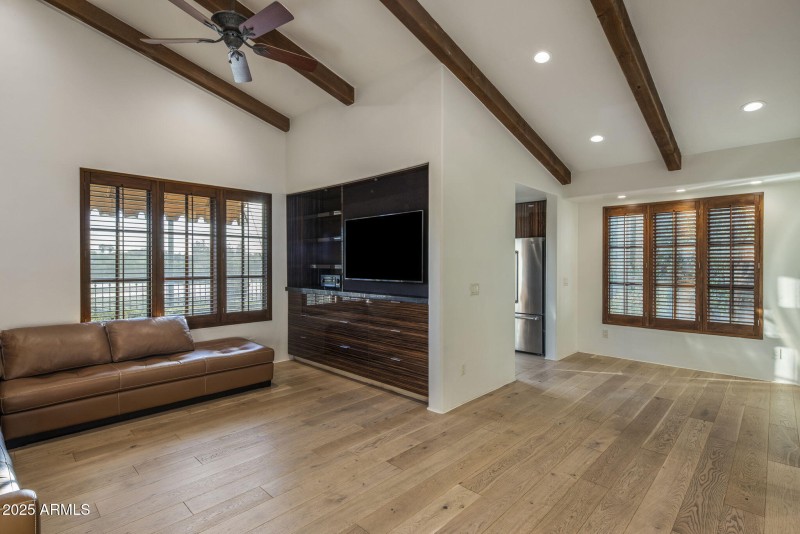 Open Flow with Breakfast Area