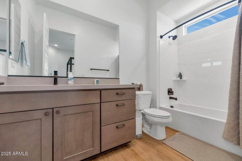 2041 E Fallen Leaf Ln-large-028-036-2041