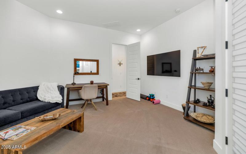 2041 E Fallen Leaf Ln-large-030-016-2041