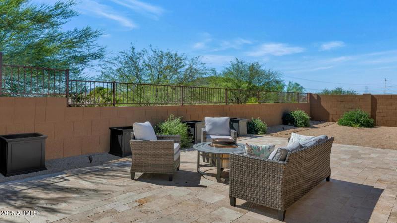 2041 E Fallen Leaf Ln-large-038-014-2041