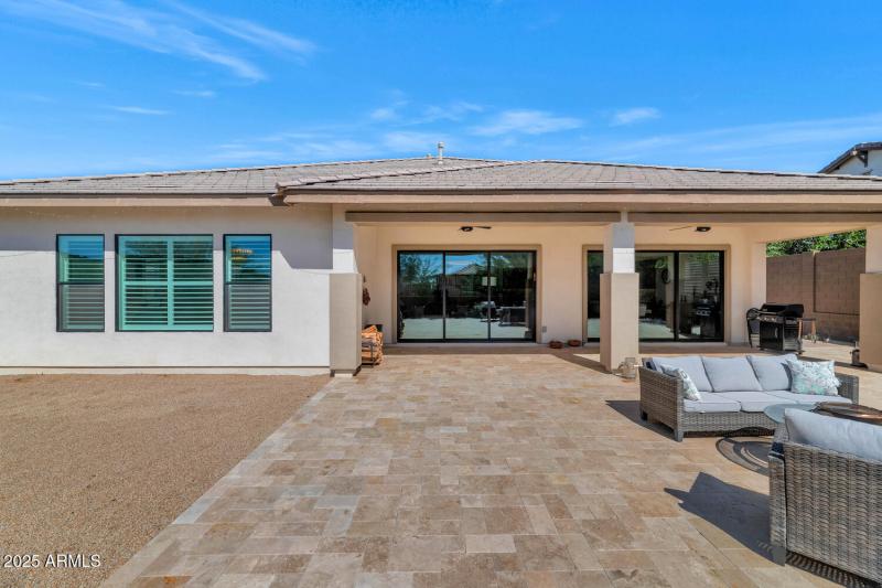 2041 E Fallen Leaf Ln-large-040-043-2041