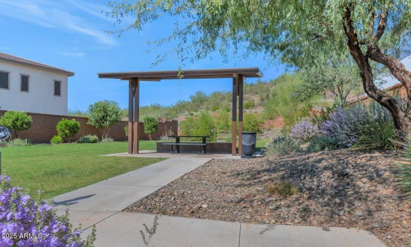 2041 E Fallen Leaf Ln-large-044-028-2041