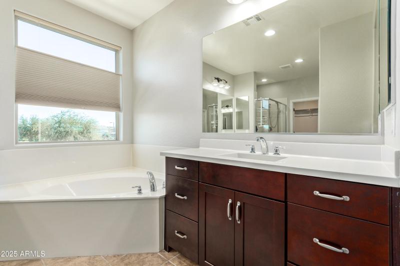 Domingo Master bathtub