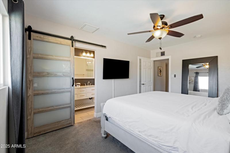 2126 W Cambridge Ave