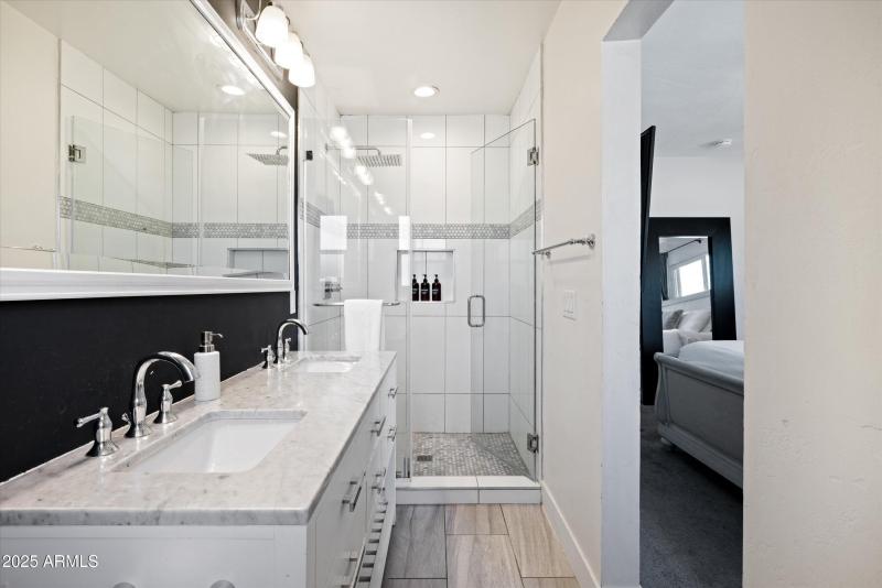 2126 W Cambridge Ave