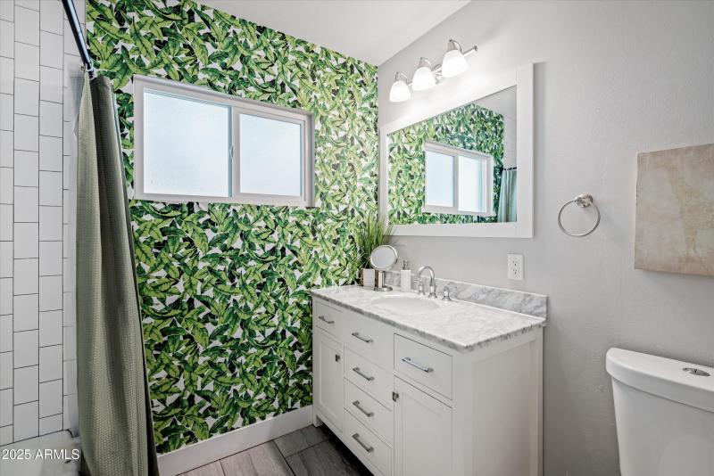 2126 W Cambridge Ave