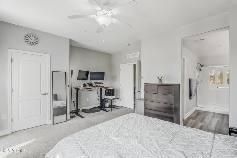 25-Main primary bedroom