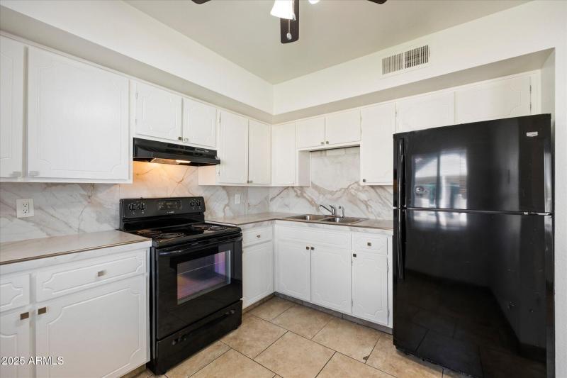 Kitchen w Appliances - Unit 2