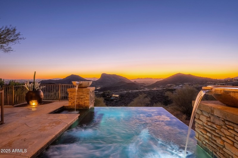 10826 N Skyline Dr - 68