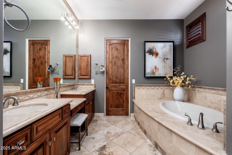 10826 N Skyline Dr - 24