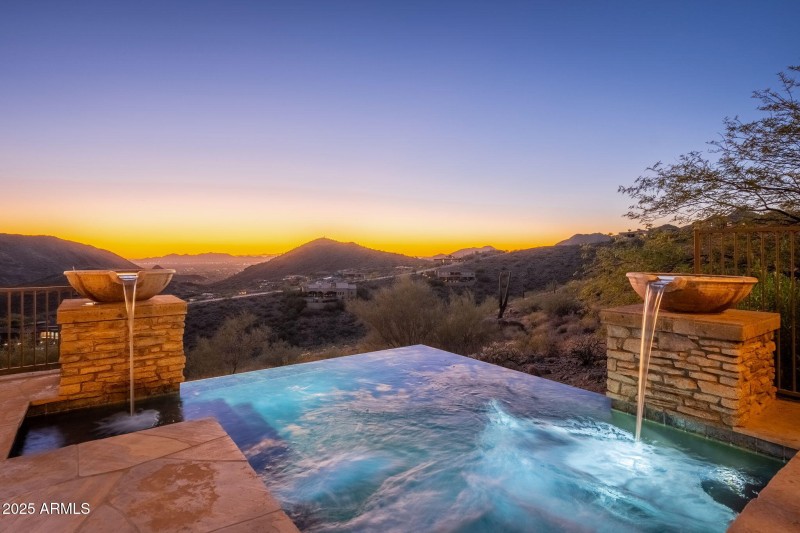 10826 N Skyline Dr - 67