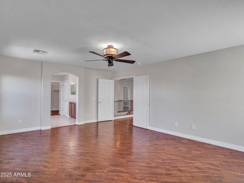 10-Primary-bedroom-(4)