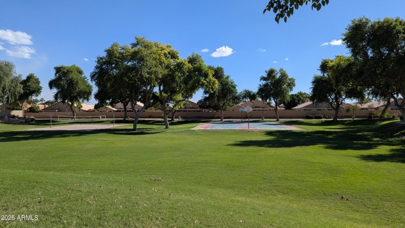 Commuinity park down the street from hou