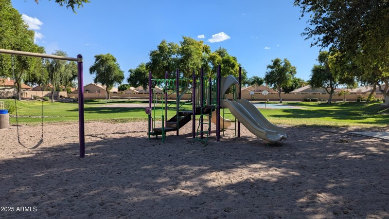 Commuinity park down the street from hou