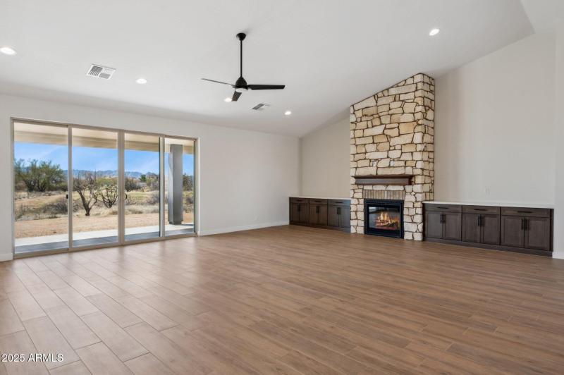 8-web-or-mls-13653-e-aloe-vera-dr