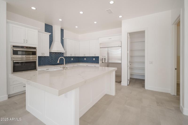 20250930_6439-W-Willow-Ave_14