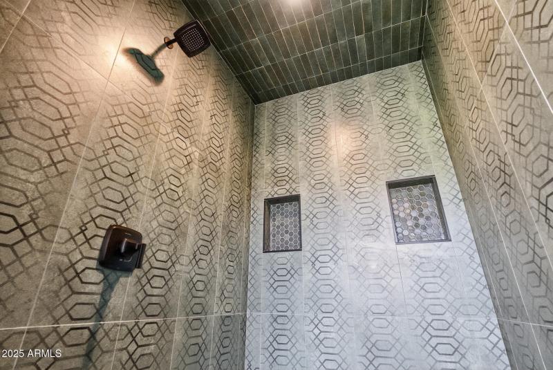 71_3428_N_Park_St71_mls