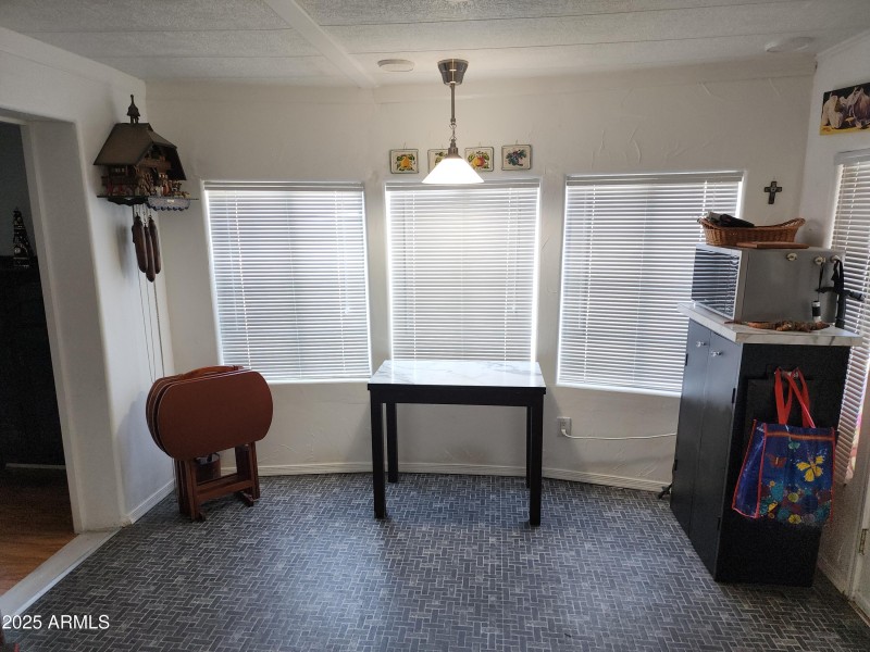 16. Dining room with convection Microwav