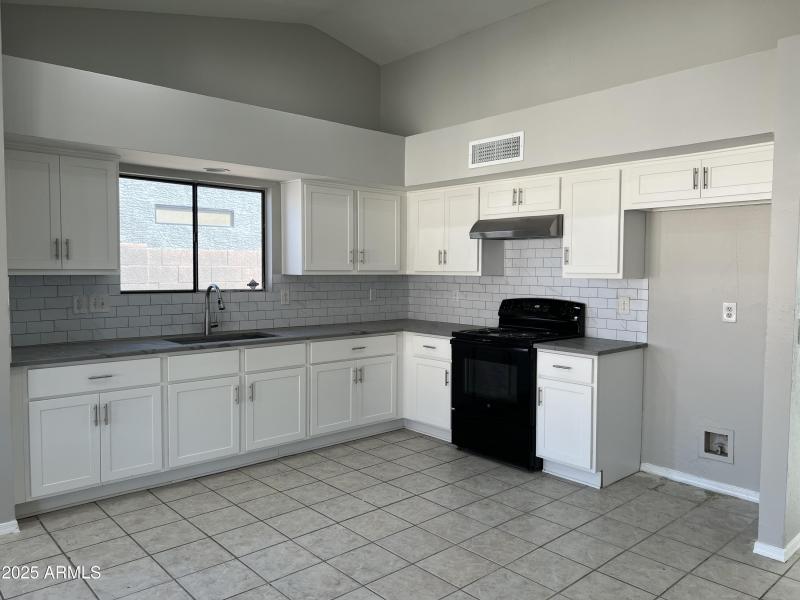 Kitchen w brand new stove