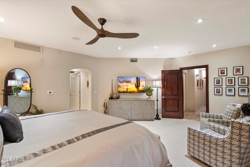 Sitting Area & Mountain Views