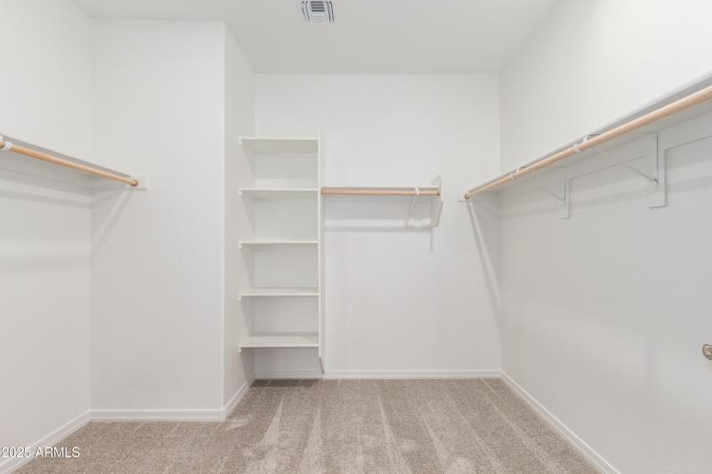Large Wwalk-In Closet