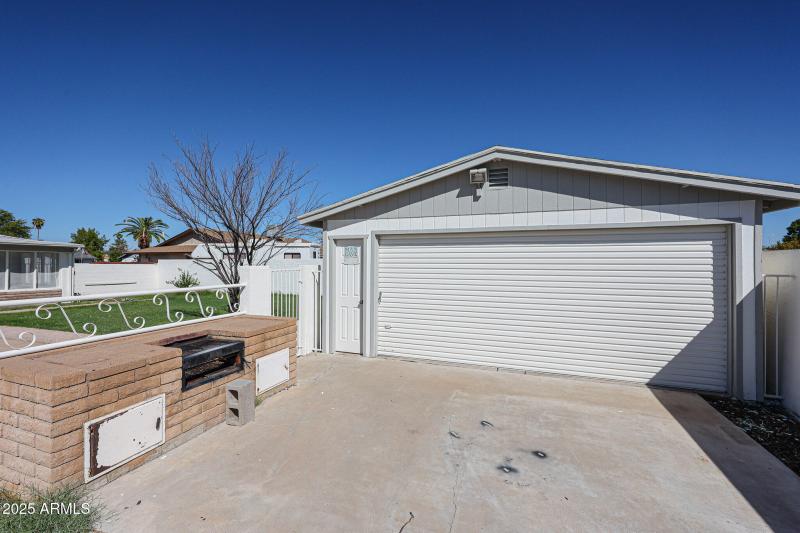 Detached garage