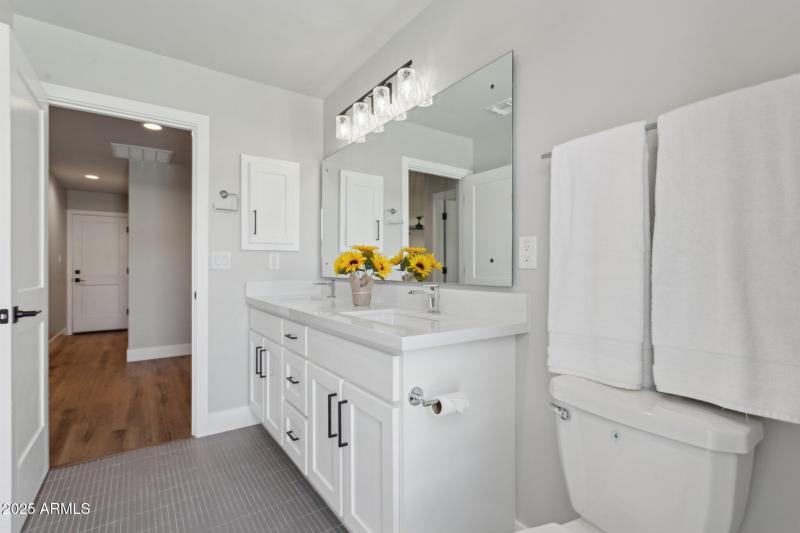 50-web-or-mls-6102-e-cambridge-ave