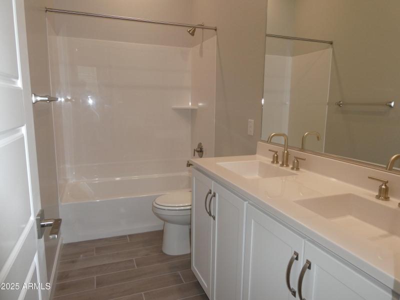 hall bath up w double sinks