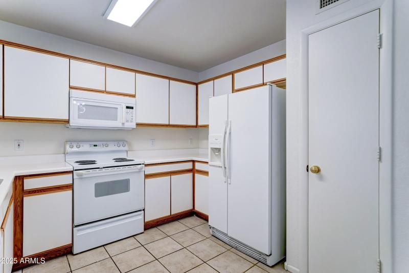 2147 E Robin Lane-13