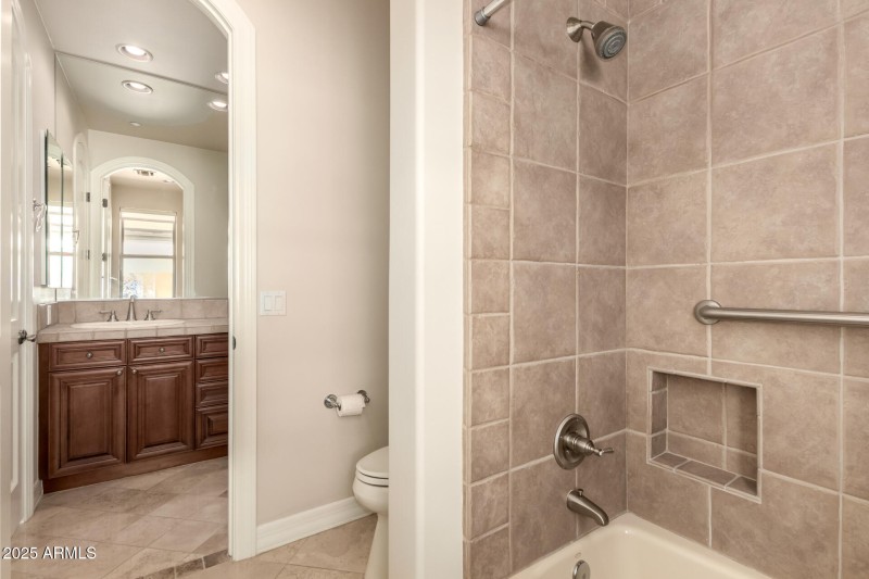 Bathroom 2 - Jack & Jill