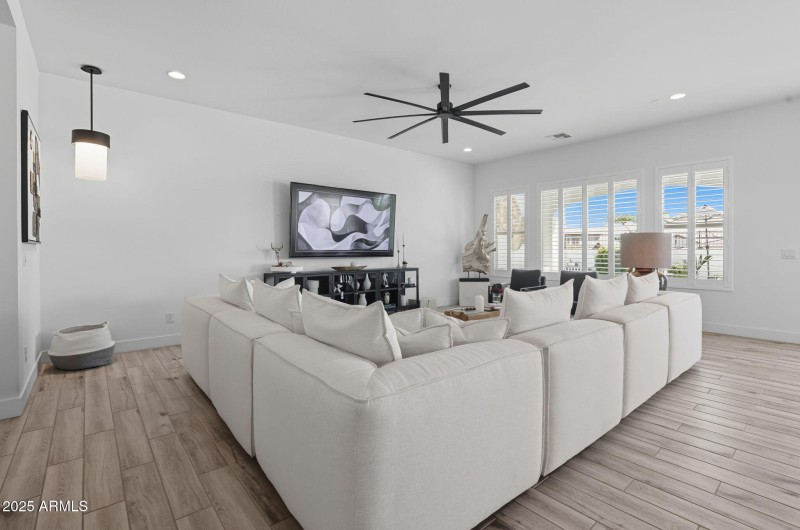 10-web-or-mls-1837 E Villa Linda Dr Phoe