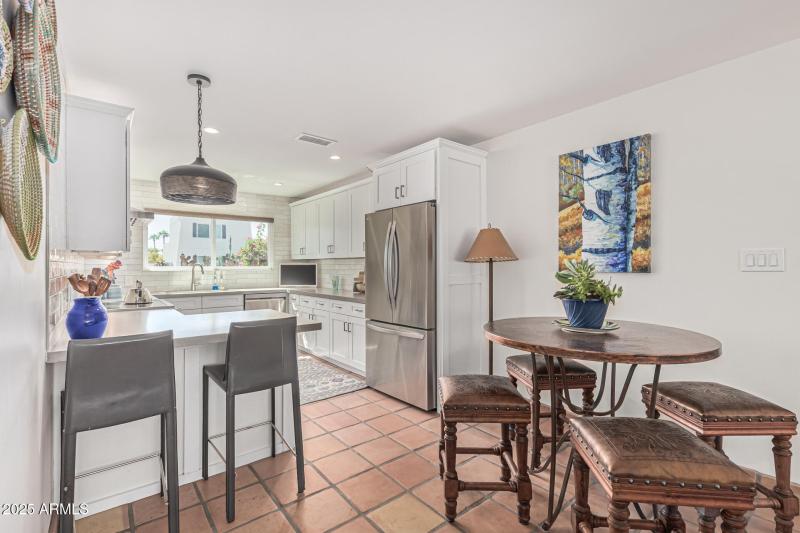 Eat in Kitchen w/ Breakfast Bar