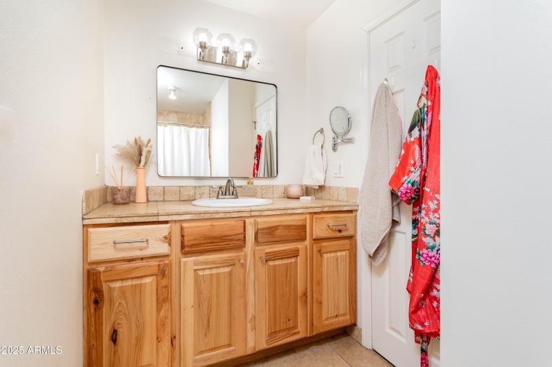 003 primary bathroom 01