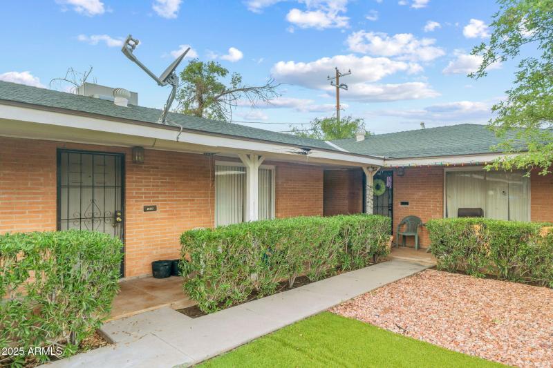 09-exterior-occupied