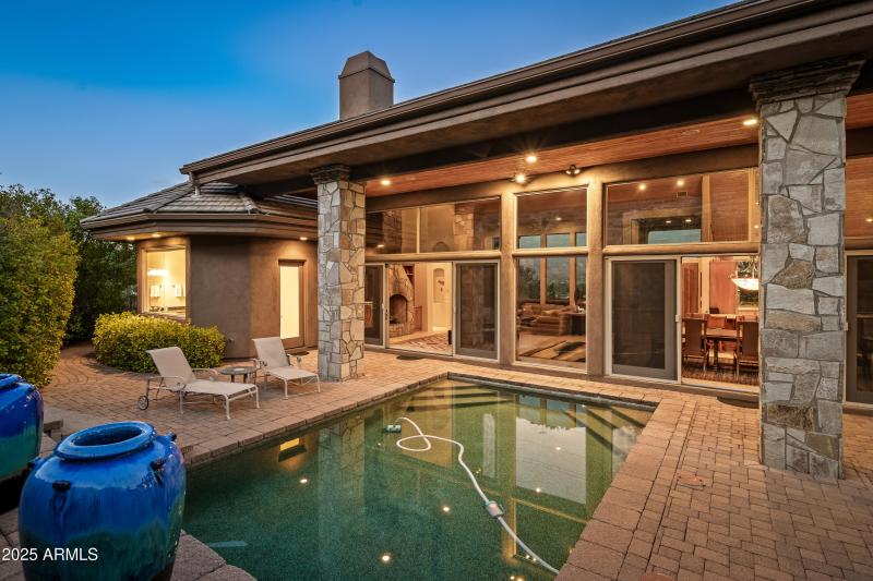 JL_220CrystalSkyDr-exteriors-16