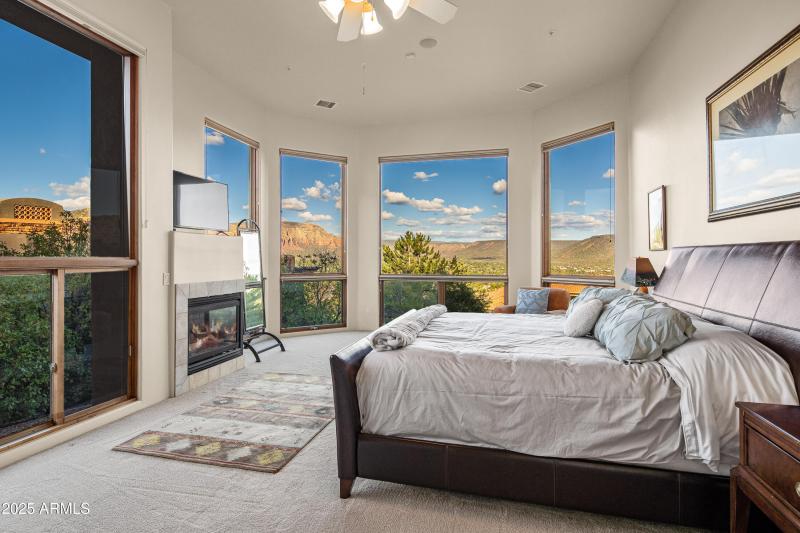 JL_220CrystalSkyDr-interiors-PrimarySuit