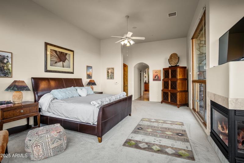 JL_220CrystalSkyDr-interiors-PrimarySuit