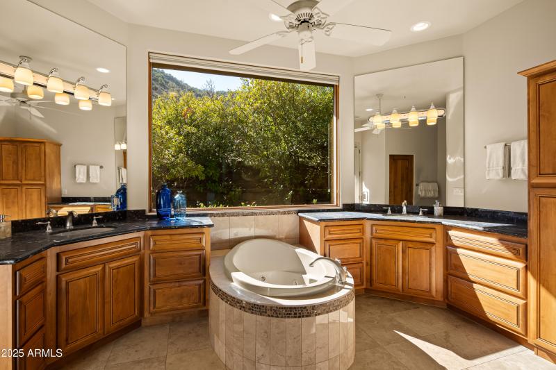 JL_220CrystalSkyDr-interiors-PrimarySuit