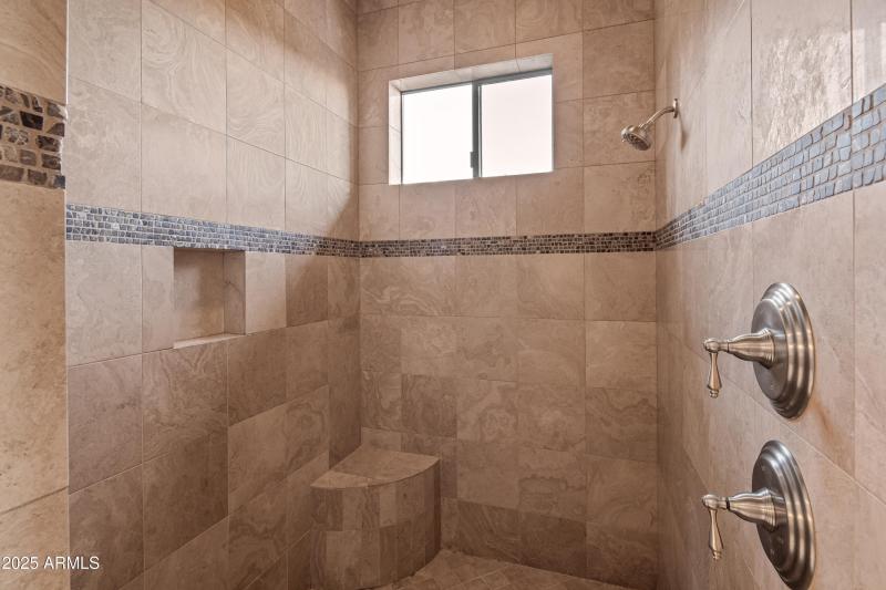 JL_220CrystalSkyDr-interiors-PrimarySuit