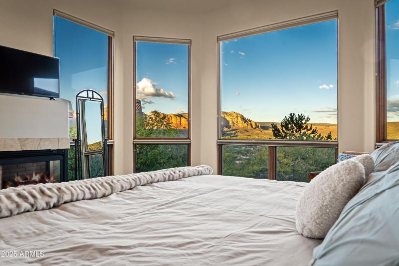 JL_220CrystalSkyDr-interiors-PrimarySuit