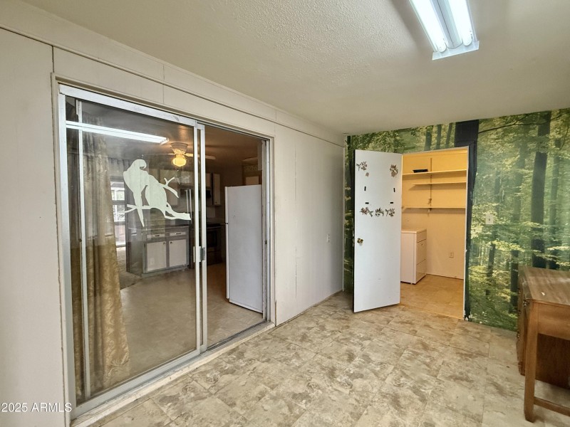 25-Flex Room off kitchen - laundry